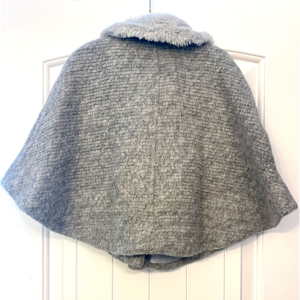 Gymboree girls grey fur collar cape, size 4. New with tags